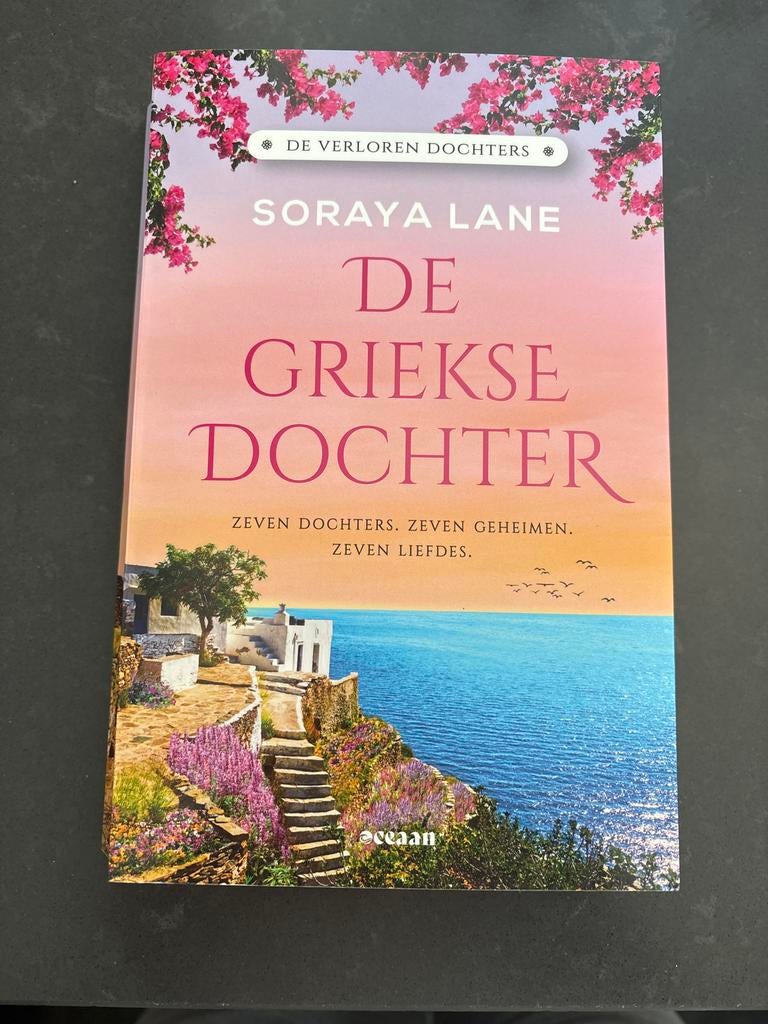 De Griekse Dochter - Soraya Lane (De Verloren Dochters), Boeken, Romans, Ophalen of Verzenden, Zo goed als nieuw, Nederland