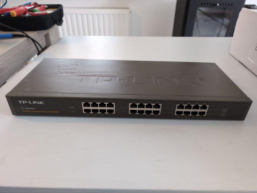 TP-link TL-SG1024 unmanaged gigabit 24 poorts switch, Verzenden, Gebruikt