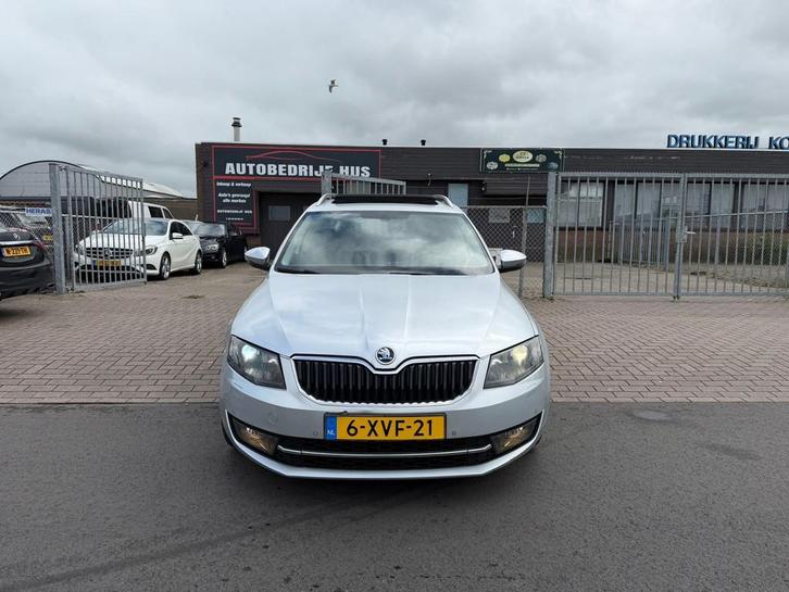 Skoda Octavia Combi 1.6 TDI DSG-AUTOMAAT NAVI/PANO/CLIMA, Auto's, Skoda, Bedrijf, Te koop, Octavia, Diesel, Euro 5, B, Stationwagon