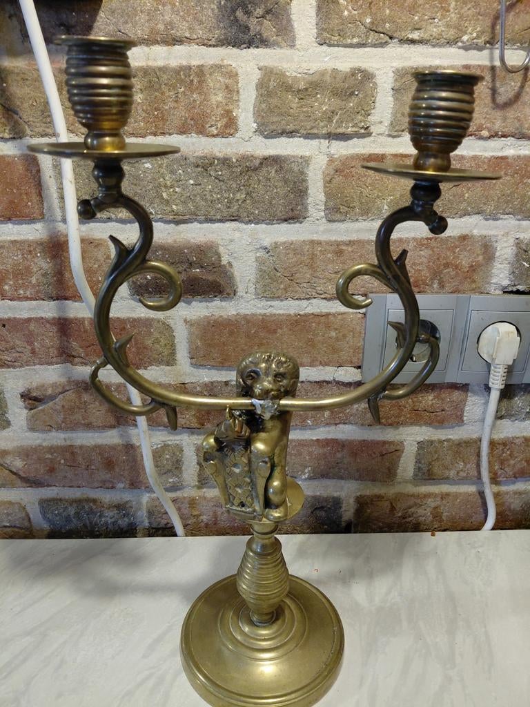 Bronzen kandelaar met leeuw, Antiek en Kunst, Antiek | Kandelaars, Koper of Brons, Ophalen of Verzenden
