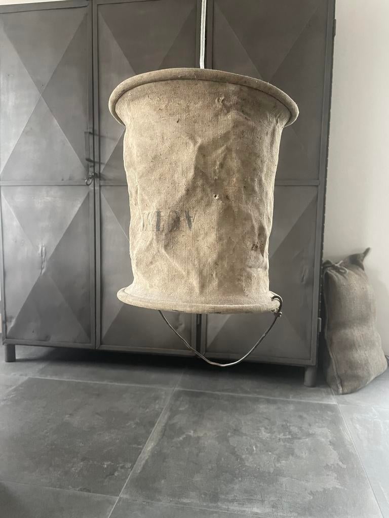 Stoere hanglamp van oude stoffen brandweer emmer., Ophalen of Verzenden, Minder dan 50 cm