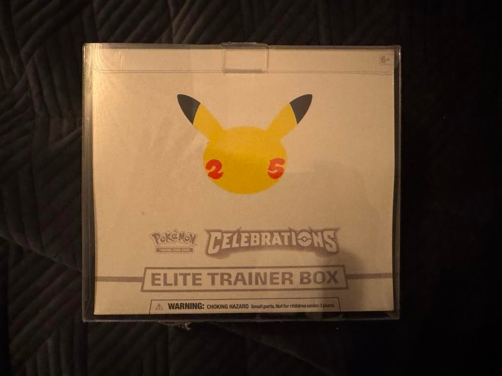 Pokemon Celebrations 25th Elite Trainer Box ETB Nieuw Geseal, Hobby en Vrije tijd, Ophalen of Verzenden, Nieuw, Overige typen