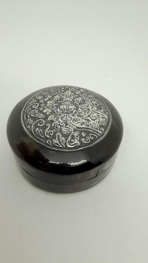 Oude zschildpas ronde doos met Djokja zilver op de deksel., Antiek en Kunst, Verzenden, Zilver