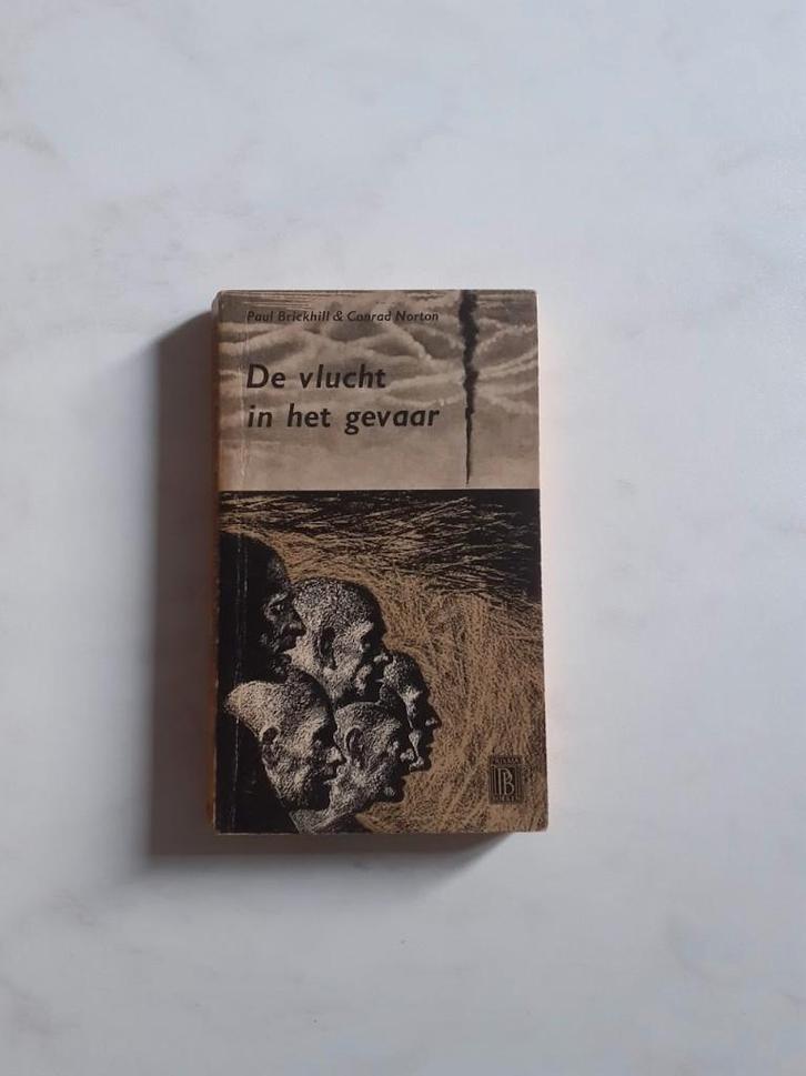 Brickhill & Norton	De vlucht in het gevaar, Boeken, Romans, Gelezen, Ophalen of Verzenden