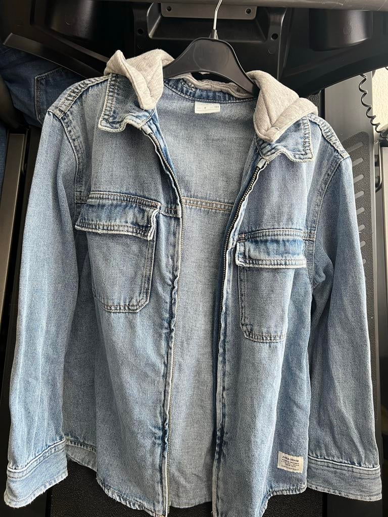 Zara spijkerjas met capuchon - Maat 134, Ophalen of Verzenden, Gebruikt, Jongen of Meisje, Jas