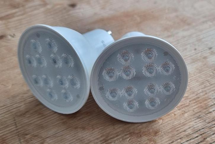 Philips HUE White spots - LED GU10 lampen (2 stuks), Huis en Inrichting, Lampen | Spots, Gebruikt, Plafondspot of Wandspot, Kunststof