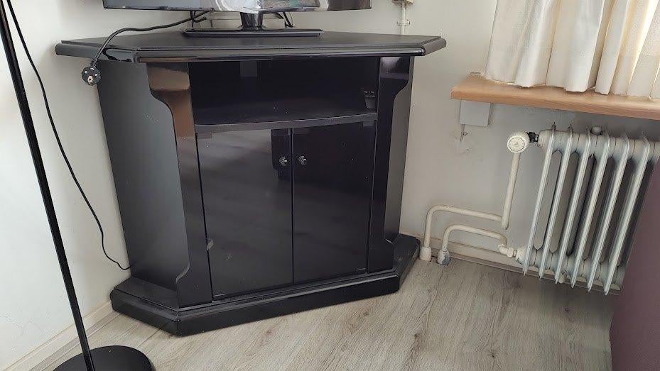 Hoekkast hoogglans zwart met rookglas deurtjes, Huis en Inrichting, Kasten | Televisiemeubels, Ophalen, 100 tot 150 cm, Zo goed als nieuw