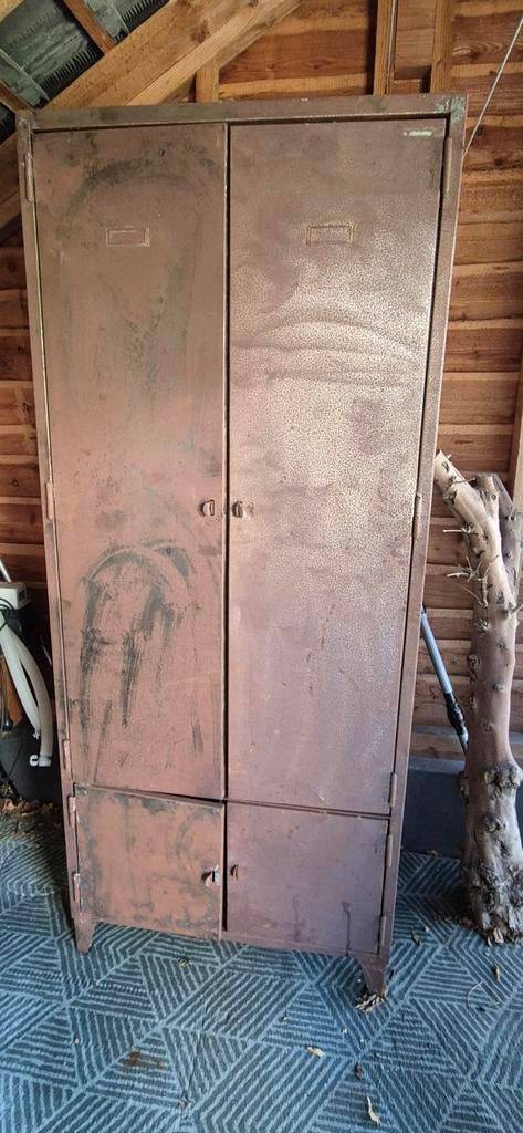 Zware stalen lockerkast met haakjes en plankjes, Ophalen
