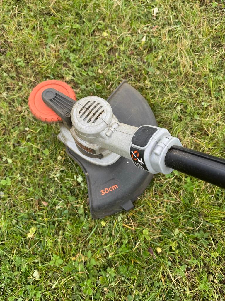 Black+Decker Kantentrimmer 30cm met 2 accu's 4.0ah, Ophalen, Gebruikt, 30 tot 50 cm, Accu
