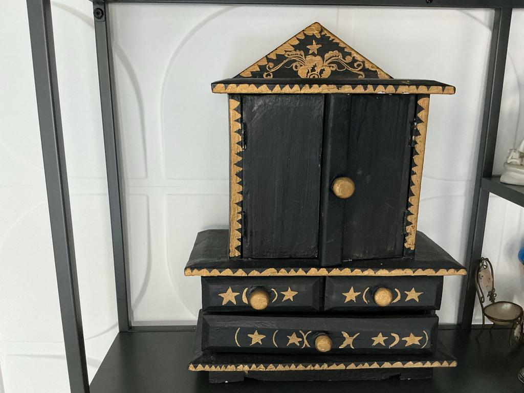 Zwart kastje met gouden sterren en deurtjes, Antiek en Kunst, Antiek | Meubels | Kasten, Ophalen of Verzenden