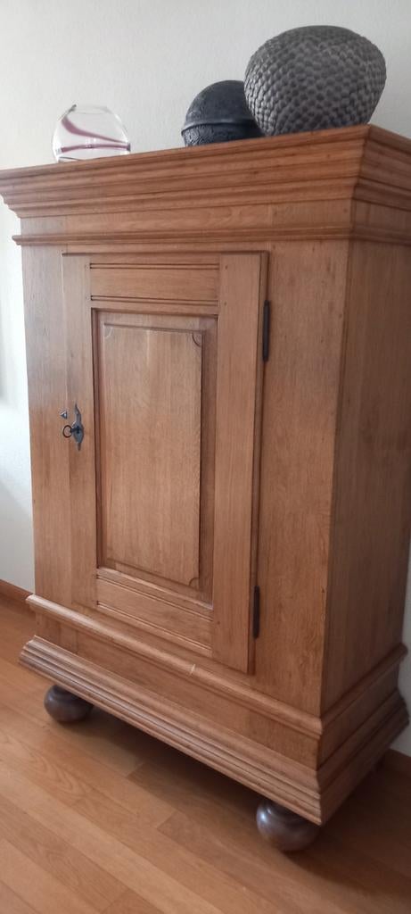 Antieke  spinde kast, Ophalen