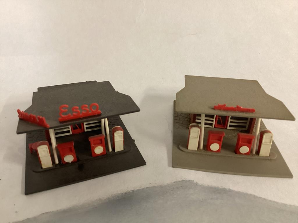 Vintage Treinhuisjes Tankstation Esso H0 (2 stuks), Hobby en Vrije tijd, Modeltreinen | H0, Overige merken, Gebruikt, Verzenden
