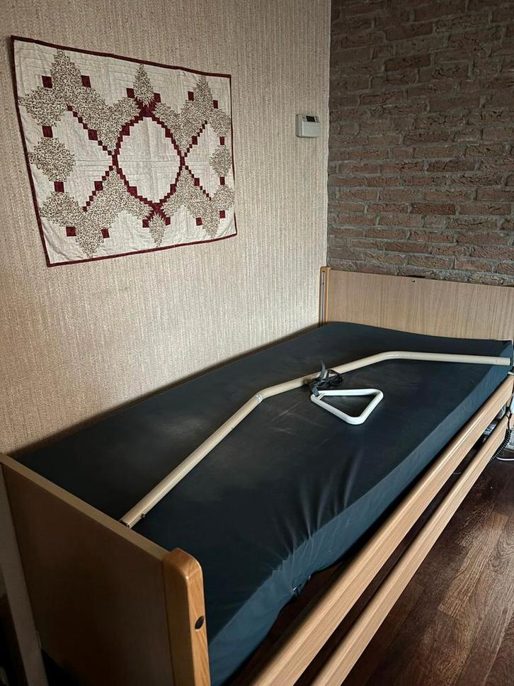 Elektrisch Hoog-laag bed met papegaai, Huis en Inrichting, Slaapkamer | Bedden, Gebruikt, Eenpersoons, 90 cm, 200 cm, Hout, Bruin
