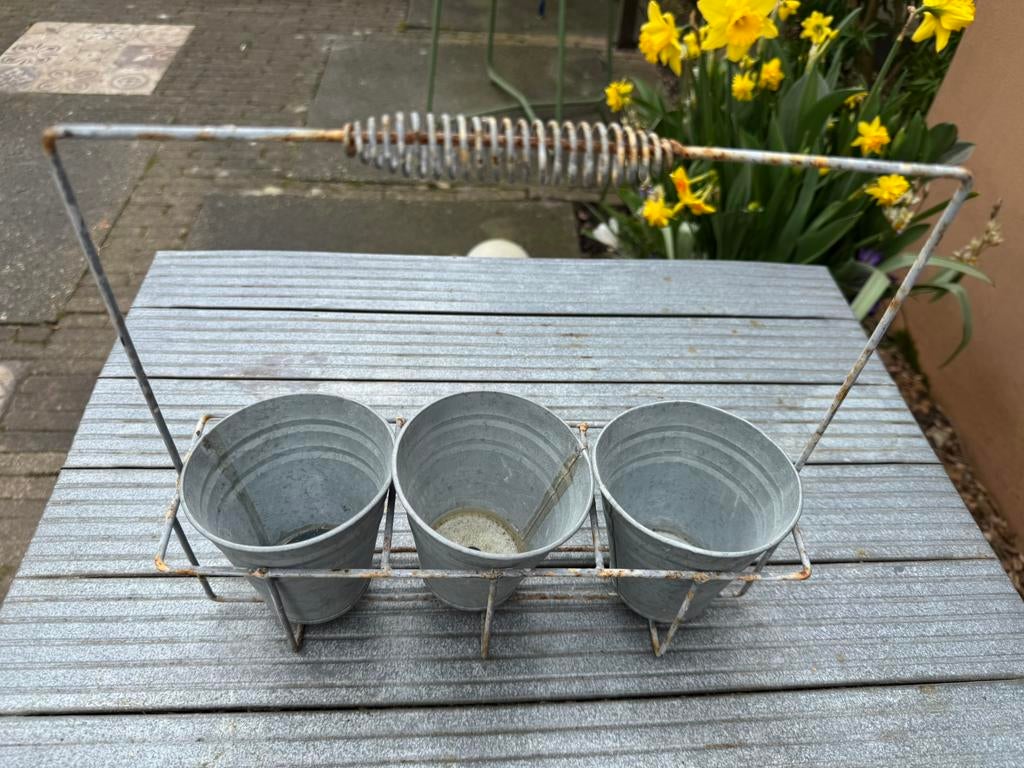 3 kleine zinken potjes in houder, Tuin en Terras, Overige materialen, Gebruikt, Minder dan 30 cm, Rond