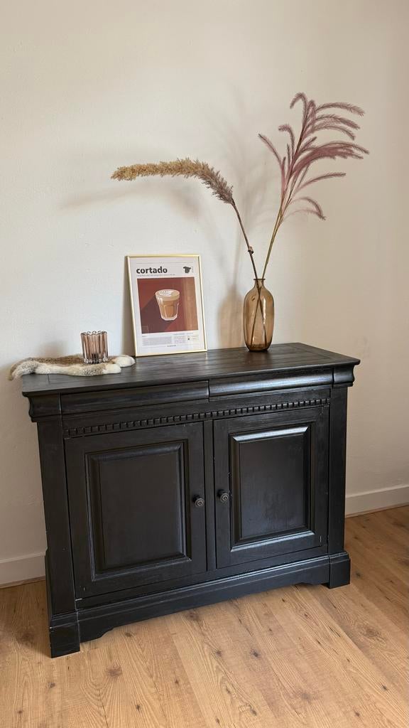 Zwart kastje/dressoir met leuke deurknoppen, Ophalen, Gebruikt, 100 tot 150 cm, 25 tot 50 cm