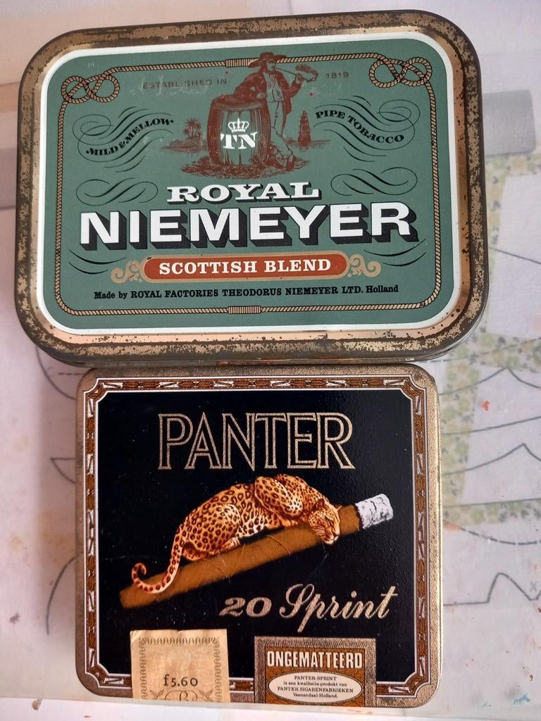Twee blikken: Royal Niemeyer en Panter, Verzamelen, Blikken, Ophalen of Verzenden