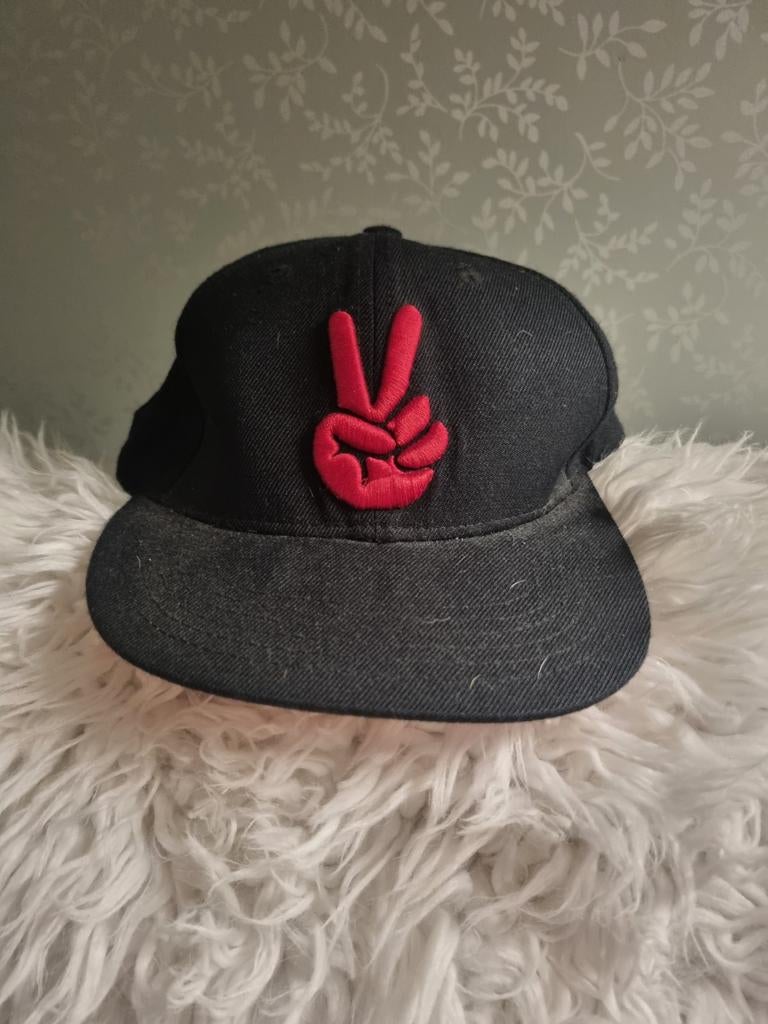 Zwarte pet met rood peace-teken kp, Gedragen, One size fits all, Ophalen of Verzenden, Pet