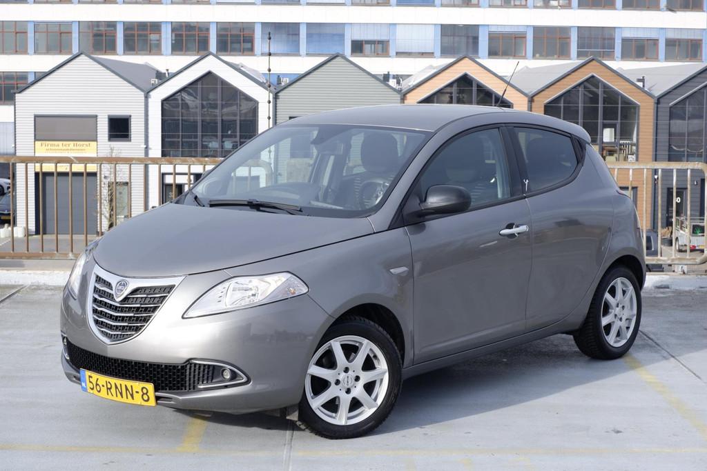 Lancia Ypsilon 0.9 Twin Air Silver * APK 02-2027 *, Auto's, Lancia, Voorwielaandrijving, Euro 5, Gebruikt, Metallic lak