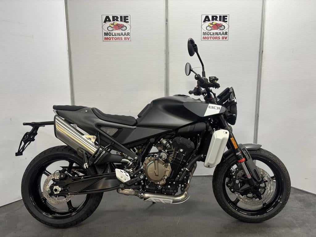 Husqvarna SVARTPILEN 801 (bj 2025), Motoren, 2 cilinders, Bedrijf, Onbekend, Onbekend