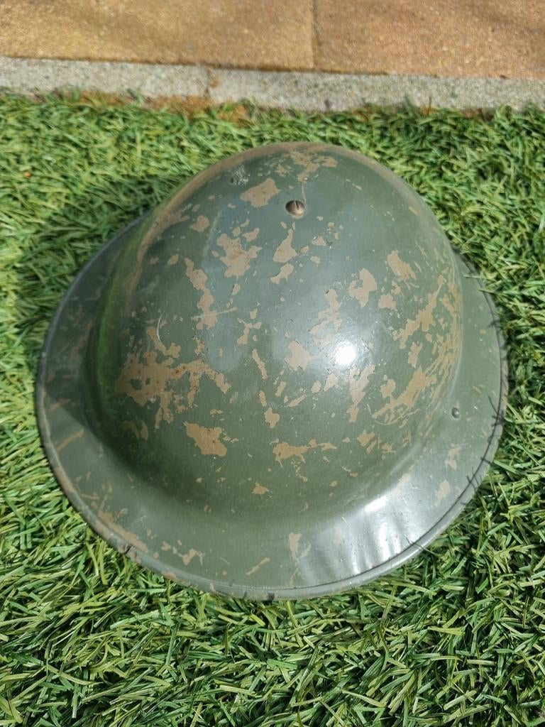 E. Camelinat & Co. Ltd. 1943 Britse helm dubbel gestempeld, Verzamelen, Ophalen of Verzenden