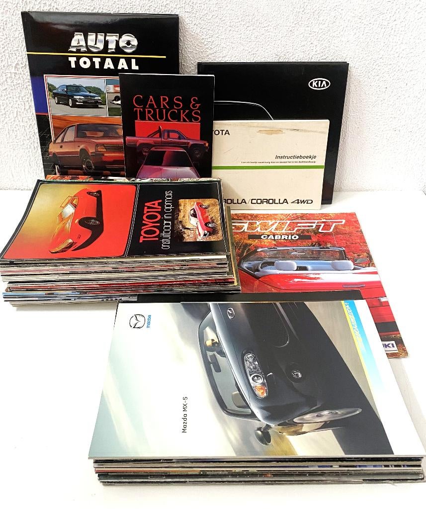 Verzameling boeken + brochures Japanse merken, Ophalen of Verzenden, Gelezen, Toyota