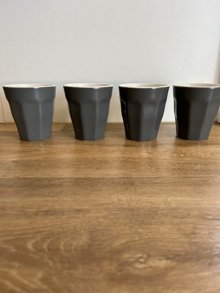 4 grijze mokken, Ophalen of Verzenden, Zo goed als nieuw, Overige stijlen, Kop(pen) en/of Schotel(s)