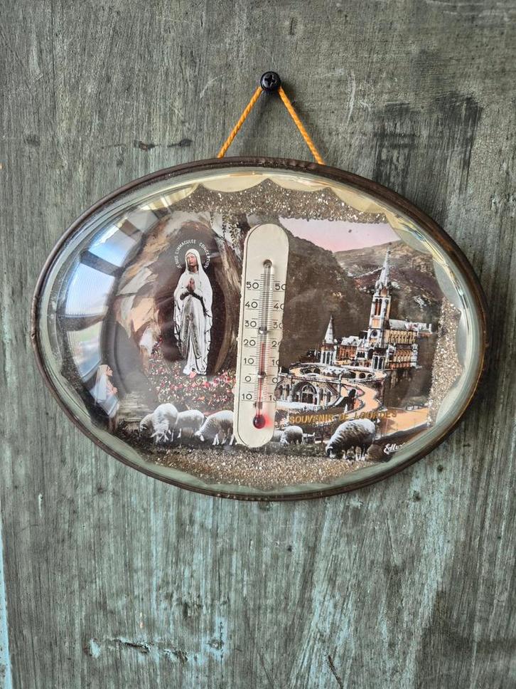 Glazen muurdecoratie, verre bombé religie, vintage Lourdes., Antiek en Kunst, Antiek | Religie, Ophalen of Verzenden