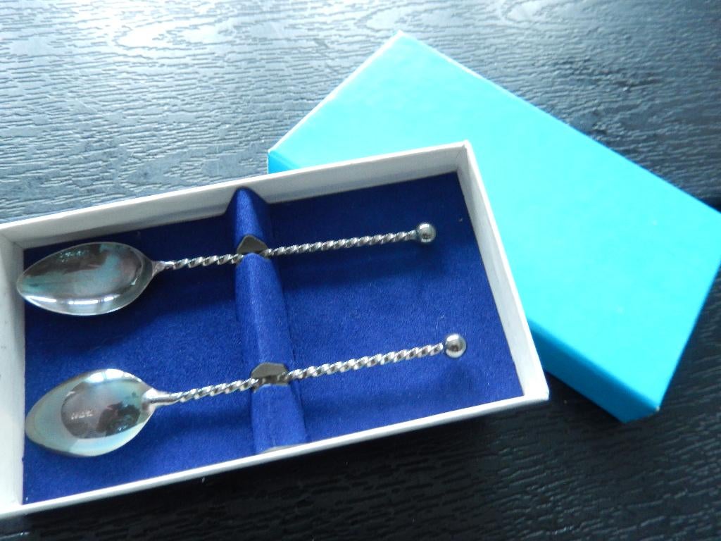 2 lepeltjes (lijkt zilver), Ophalen, Zo goed als nieuw
