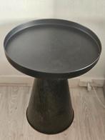 Zwarte bijzettafel Karwei, bewerkt motief, Ø50 H65 cm, Huis en Inrichting, Tafels | Bijzettafels, Ophalen, Gebruikt, Metaal of Aluminium