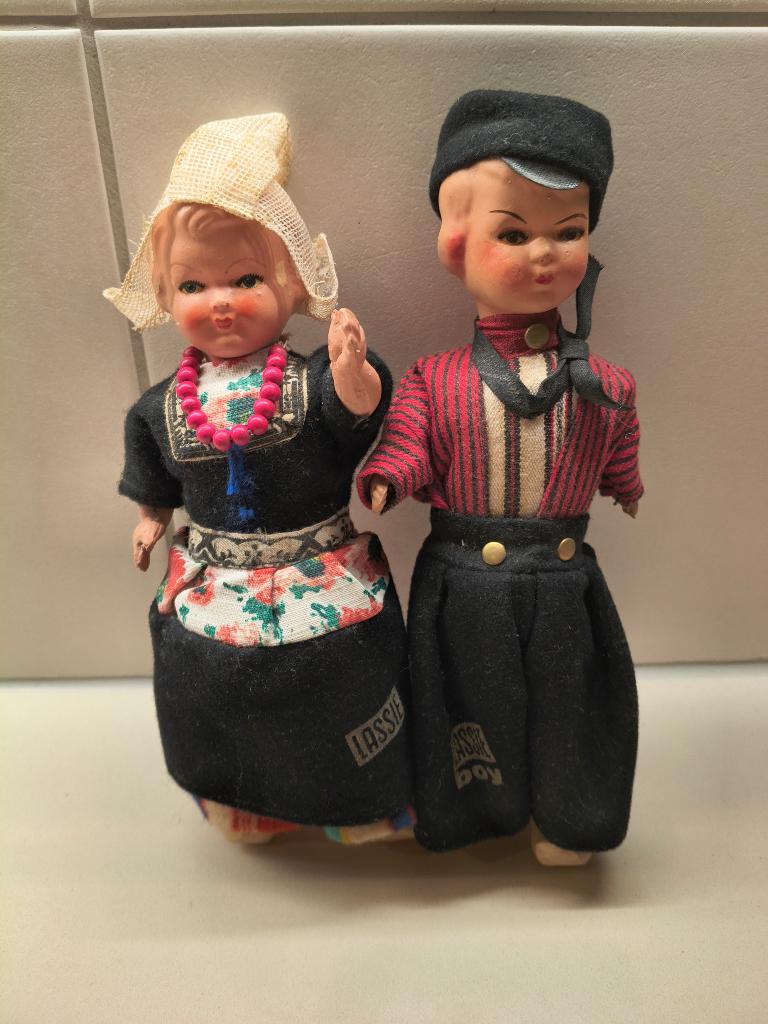 poppen porselein in klederdracht Lassie (boy), Verzamelen, Poppen, Ophalen of Verzenden, Gebruikt, Pop