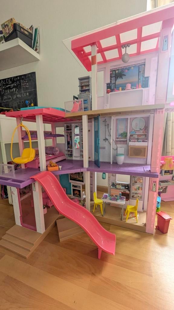 Groot Barbies huis met glijbaan en meubels, Kinderen en Baby's, Speelgoed | Poppenhuizen, Zo goed als nieuw, Poppenhuis, Ophalen of Verzenden