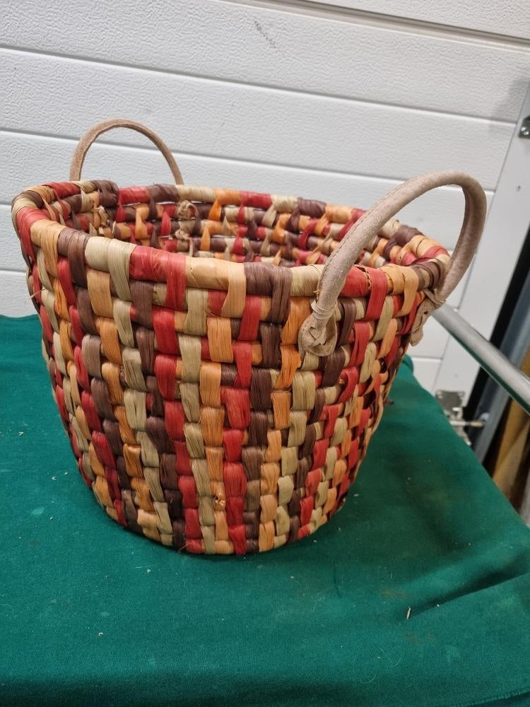 mand rotan gekleurd met hengsels, Huis en Inrichting, Woonaccessoires | Schalen en Manden, Ophalen of Verzenden, 'T Olde Gre-j