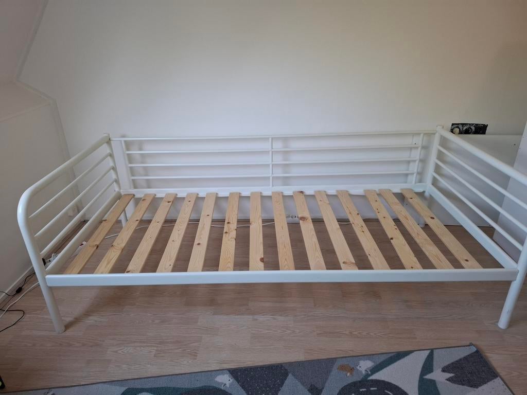 Te koop metalen eenpersoonsbed 90 x 200 incl lattenbodem, Ophalen, 85 tot 100 cm, Gebruikt, Lattenbodem