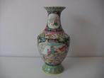 China porselein famille noir vaas met decor spelende Zotjes., Antiek en Kunst, Ophalen of Verzenden