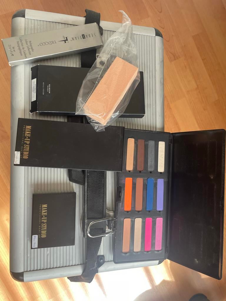 Make-up koffer met draagband en make-upspullen, Sieraden, Tassen en Uiterlijk, Uiterlijk | Cosmetica en Make-up, Ophalen, Gebruikt