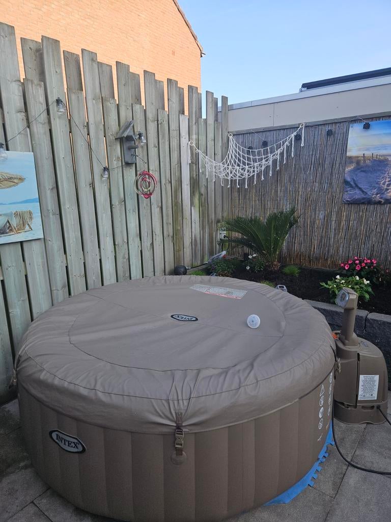 Intex Opblaasbare Jacuzzi, Tuin en Terras, Bubbelbaden en Hottubs, Ophalen, Gebruikt, Afdekzeil, Opblaasbaar