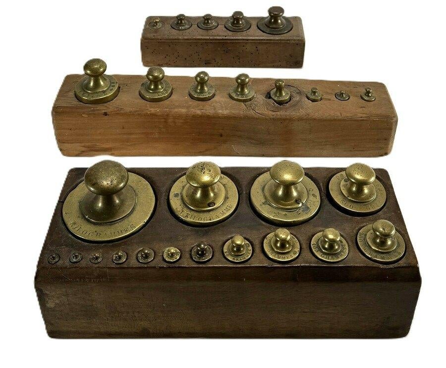 1165. Messing gewichten in houten blokken, ca. 1900, Antiek en Kunst, Ophalen of Verzenden