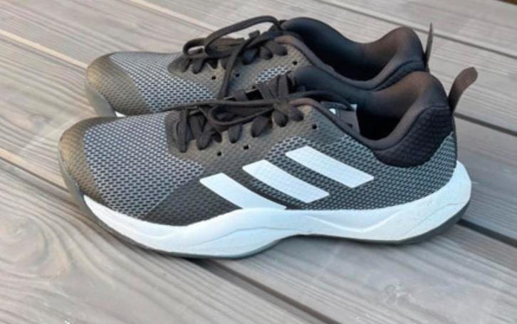Adidas trainingsschoenen – maat 41⅓ – zo goed als nieuw, Kleding | Dames, Schoenen, Nieuw, Sportschoenen, Zwart, Ophalen of Verzenden