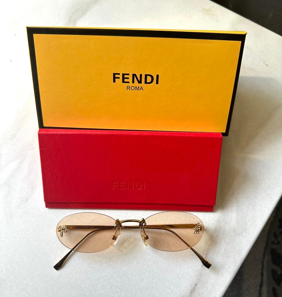 FENDI ZONNEBRIL, Sieraden, Tassen en Uiterlijk, Zonnebrillen en Brillen | Dames, Overige merken, Overige kleuren, Nieuw, Ophalen of Verzenden