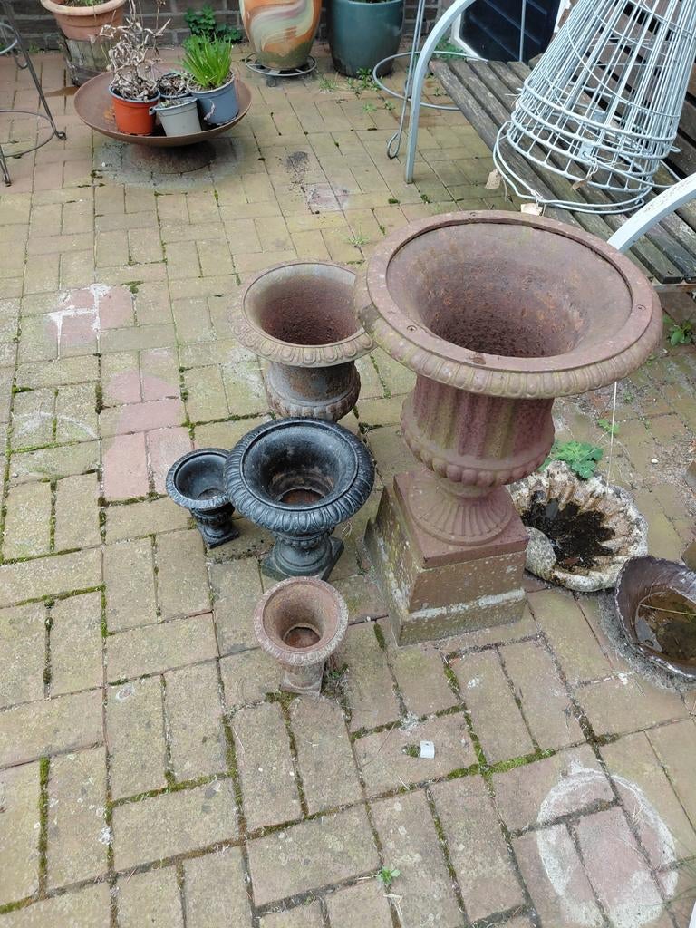 Diverse gietijzeren vazen en sokkel, Antiek en Kunst, Ophalen