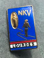 Vintage broche met daarop de tekst NKV LOURDES, Ophalen of Verzenden, Gebruikt, Overige onderwerpen, Button