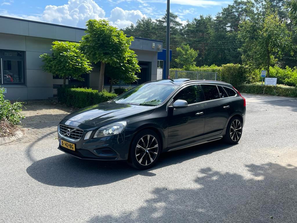 Volvo V60  2.0T  270pk / 400nm, 1800 kg, Zwart, 4 cilinders, Handgeschakeld