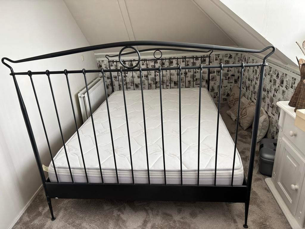 Zwart stalen bed 140x200 met bamboe matras en dekbed, Gebruikt, Zwart, Tweepersoons, 200 cm