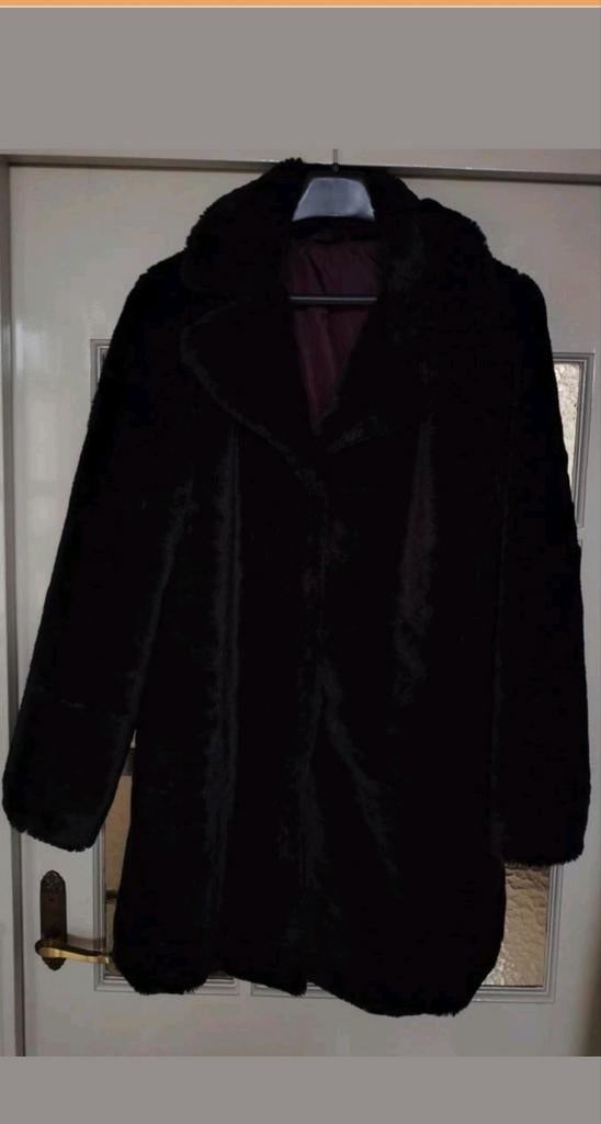 Zwarte 'bontjas' XL gevoerd
Met drukknopen
niet gedragen, Kleding | Dames, Jassen | Winter, Ophalen of Verzenden, Zo goed als nieuw