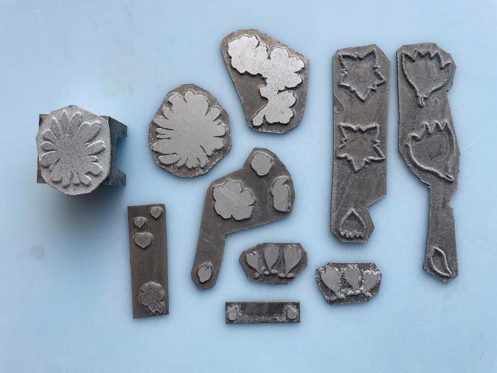 Cliche hoogdruk debossing boekbind stempels bloemen vorm, Antiek en Kunst, Antiek | Gereedschap en Instrumenten, Ophalen of Verzenden