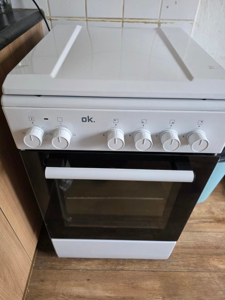 OK. Gasfornuis met oven - Slechts 3 maanden oud, Witgoed en Apparatuur, Fornuizen, Zo goed als nieuw, Vrijstaand, Gas, 4 kookzones
