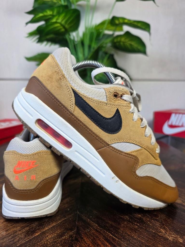 Nike Air Max 1 Essential "Escape 2024" maat 42, Kleding | Heren, Schoenen, Bruin, Nike, Ophalen of Verzenden, Nike