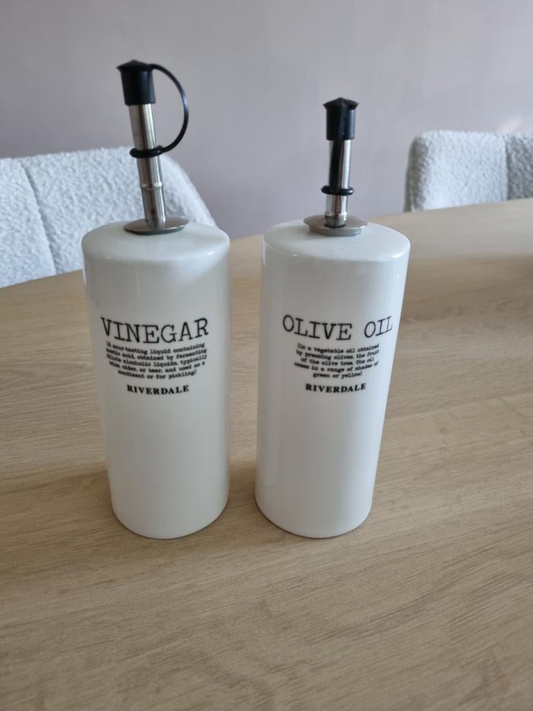 Riviera Maison Olijfolie & Azijn Set Porselein, Overige typen, Nieuw, Ophalen of Verzenden, Steen/keramiek