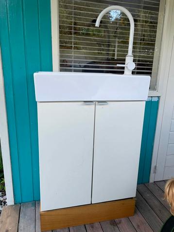Smalle wastafel met gootsteenkast beschikbaar voor biedingen