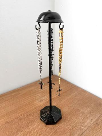 Antieke Roterende Sieradenhouder Metaal beschikbaar voor biedingen